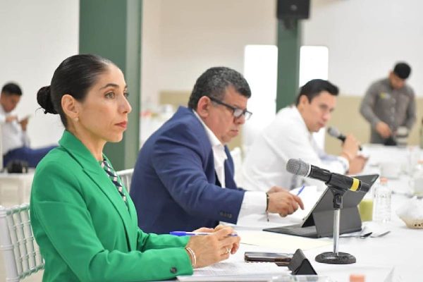 fiscal y secretario de seguridad de veracruz hablando sobre el tema de los policías en totalco