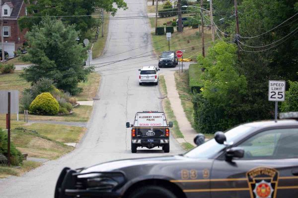fuerzas de seguridad en dirección a la cada del presunto atacante de trump