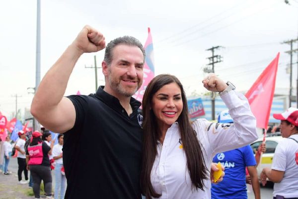 Karina Barrón junta a Adrían de la Garza