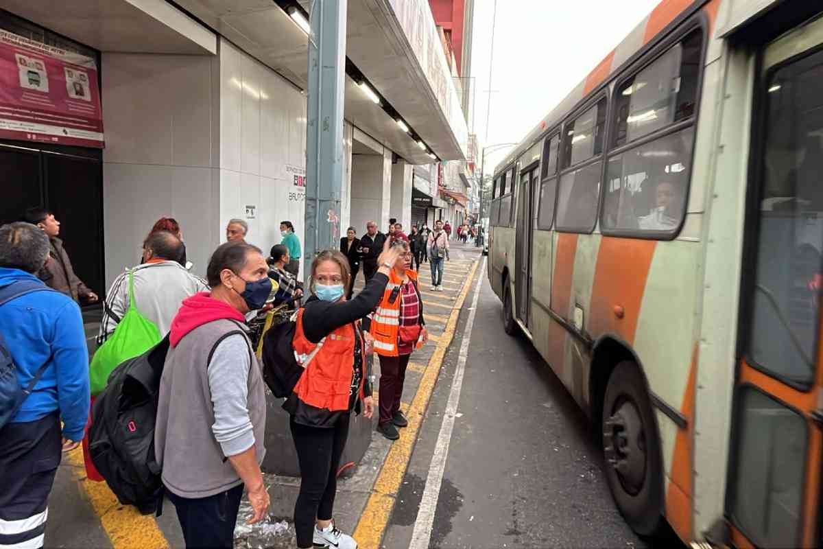 Unidades de RTP dan servicio a usuarios de la línea 1 del Metro.