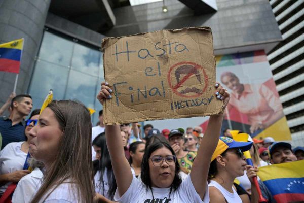 Opositora de Nicolás Maduro se manifiesta tras posible fraude electoral