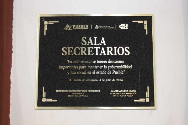 Placa conmemorativa a los secretarios de Puebla
