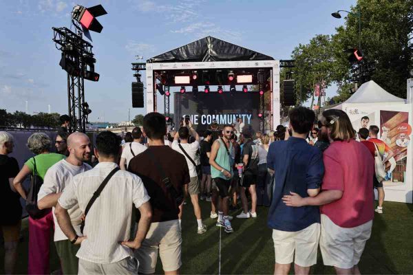 Visitantes disfrutan de la Pride House en París 2024