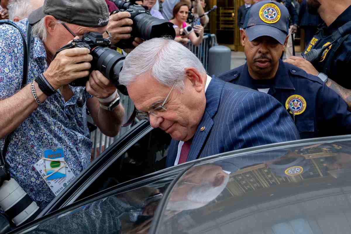 El senador Bob Menéndez al salir de su juicio. Foto: AFP