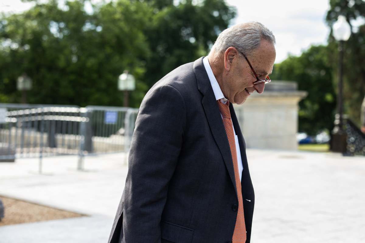 Chuck Schumer, líder de la mayoría demócrata en el Senado, pidió a Menéndez presentar su dimisión. Foto: AFP