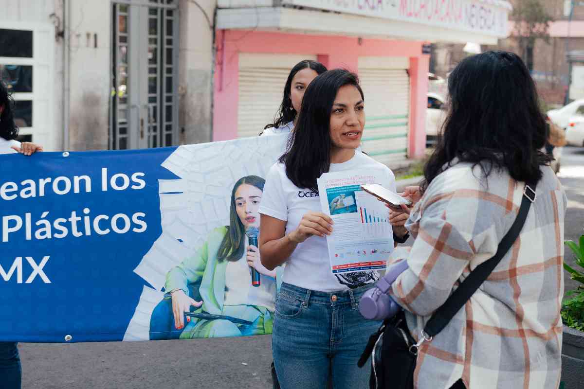 Protesta de integrantes de Oceana frente a la sede del PRI en la CDMX, ante la negativa de legislar la contaminación por plásticos generada por el comercio electrónico.