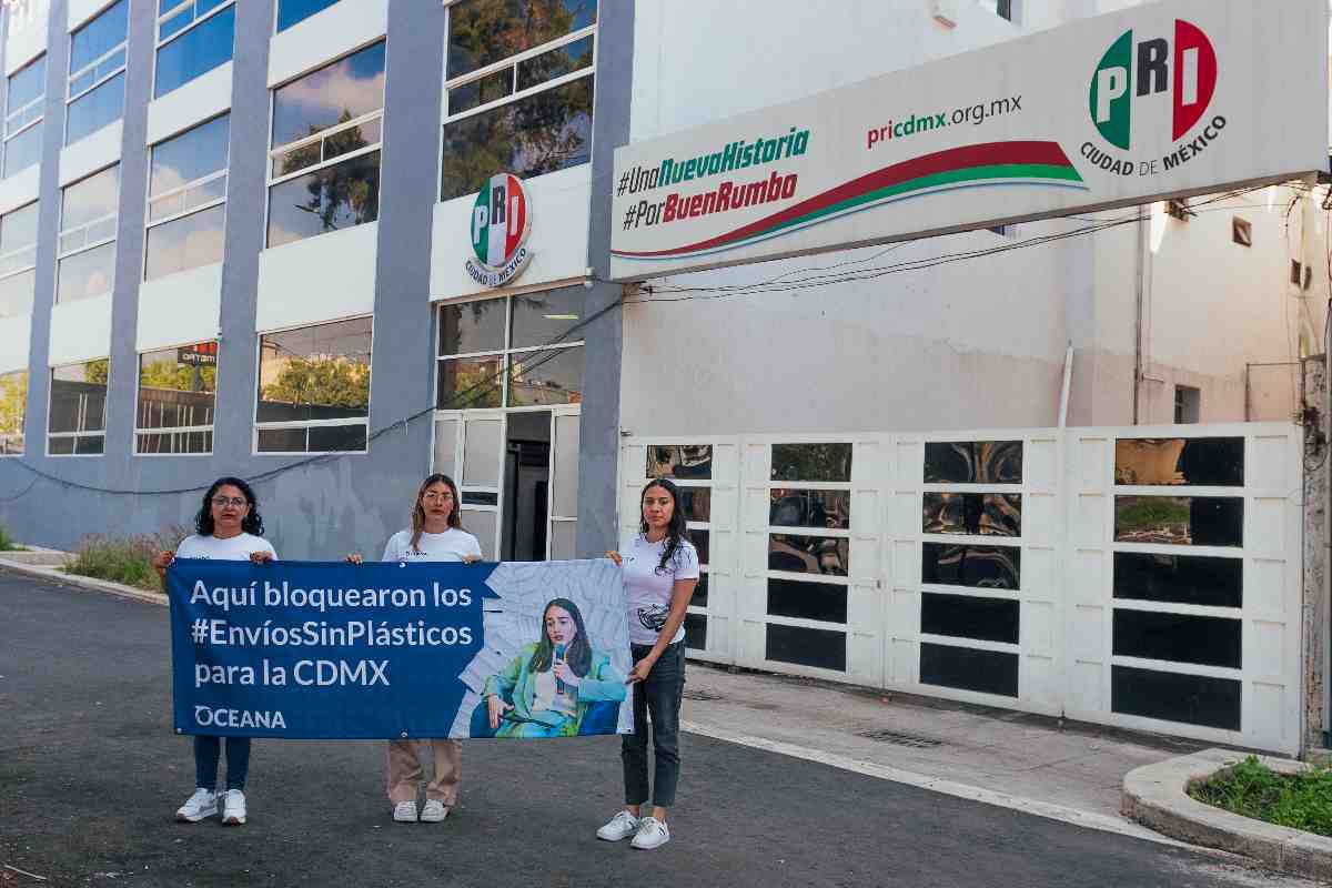Protesta de integrantes de Oceana frente a la sede del PRI en la CDMX, ante la negativa de legislar la contaminación por plásticos generada por el comercio electrónico.