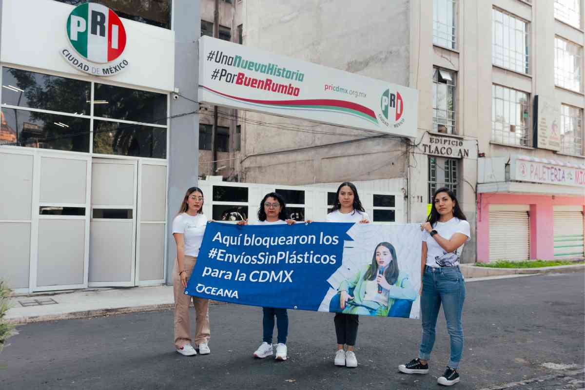 Protesta de integrantes de Oceana frente a la sede del PRI en la CDMX, ante la negativa de legislar la contaminación por plásticos generada por el comercio electrónico.