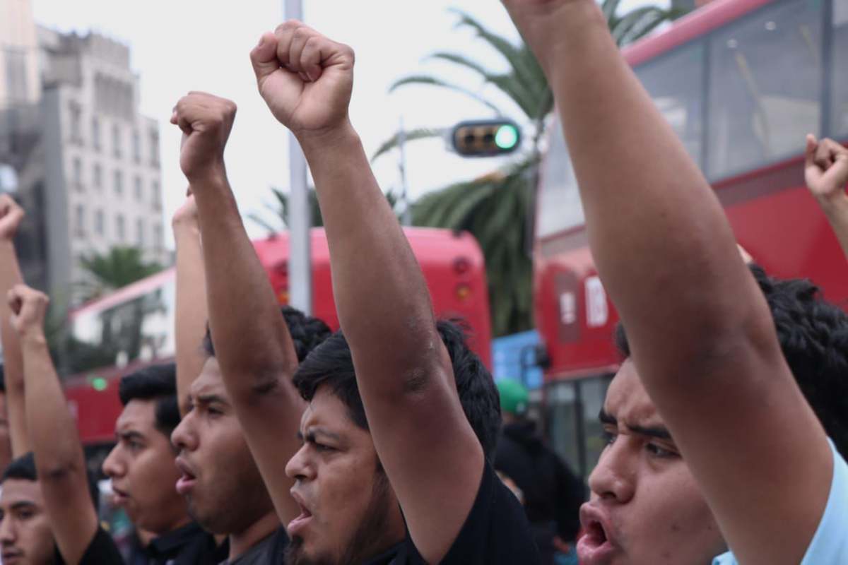 Estudiantes Ayotzinapa en marcha.