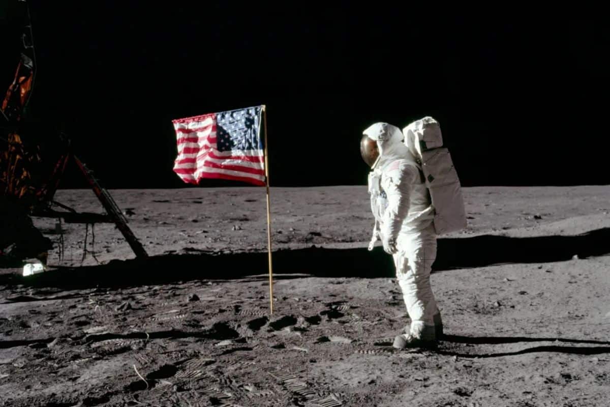 llegada a la luna apollo 11 bandera