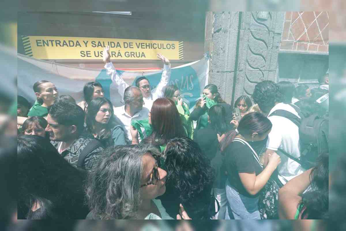 Protestas frente al Congreso de Puebla por opositores a la despenalización del aborto.