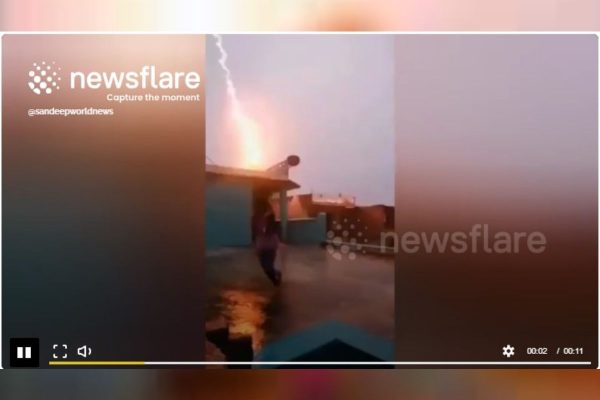 Captura de video de Newsflare que muestra caída de rayo cerca de niña en India 