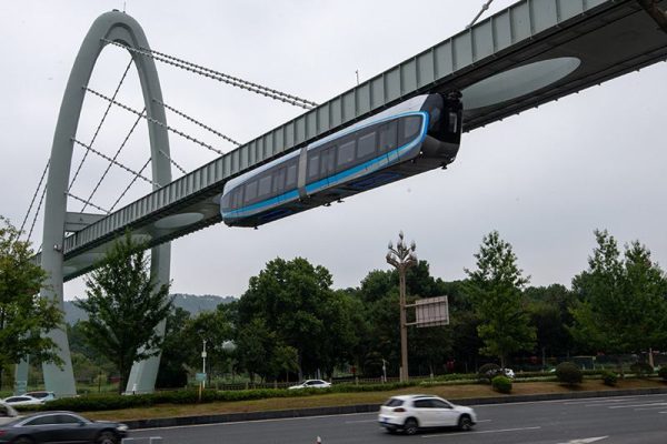 Contrario a lo que dicen en redes sociales, el video es de un monorriel suspendido que se inauguró en septiembre de 2023 en Wuhan, China.