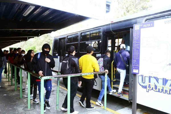 Alumnos de Ciudad Universitaria de la UNAM regresan a clases a bordo del Pumabus