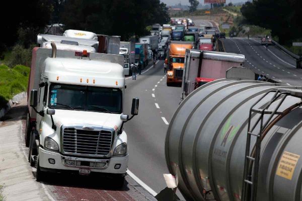 Ejidatarios bloquearon la autopsita México-Puebla 