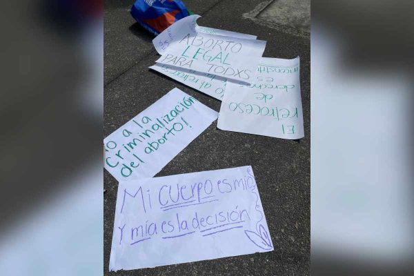 Carteles de feministas a favor del derecho a decidir