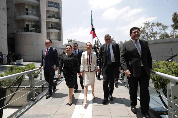 Claudia Sheinbaum con las magistradas y magistrados del TEPJF que calificaron la elección presidencial