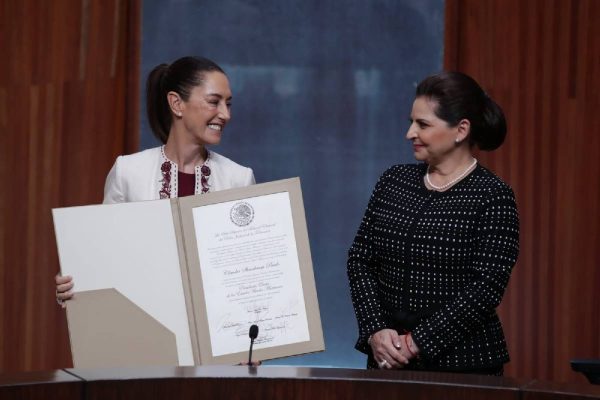 Claudia Sheinbaum recibe su constancia de mayoría