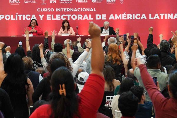 Cristina Fernández en la clausura del curso “Realidad política y electoral de América Latina”, organizado por Morena.