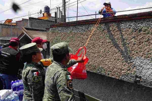 Entrega de apoyos a afectados por inundación en Chalco