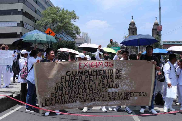 Estudiantes de la Universidad de la Salud bloquean calles del centro histórico de la CDMX