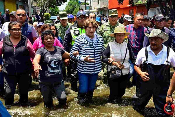 Gobernadora del Estado de México, Delfina Gómez, en su visita a las calles inundadas en Chalco
