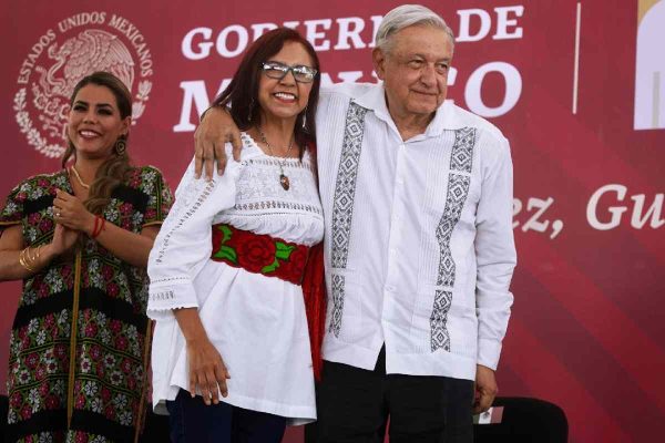 Leticia Ramírez junto al presidente López Obrador