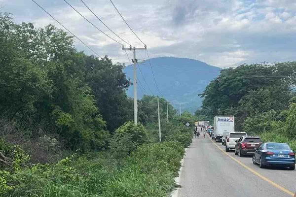 Liberan bloqueo en carretera federal Acapulco-Zihuatanejo
