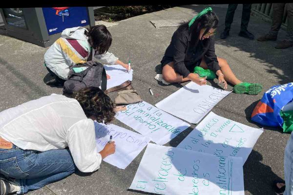 Manifestantes feministas protestan por el intento de reducir el tiempo permitido para abortar en Aguascalientes
