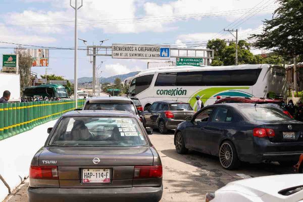 bloqueo de normalistas de ayotzinapa en la autopista del sol