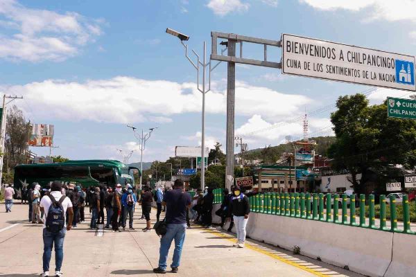 bloqueo de normalistas de ayotzinapa en la autopista del sol