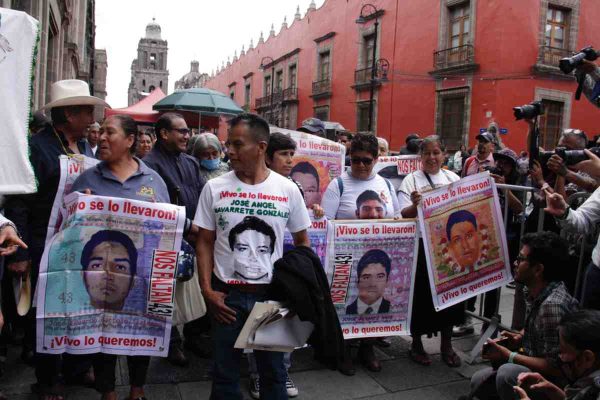 Padres normalistas Ayotzinapa