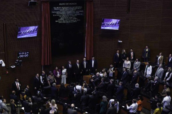 ceremonia de develación del lema universitario en el Senado