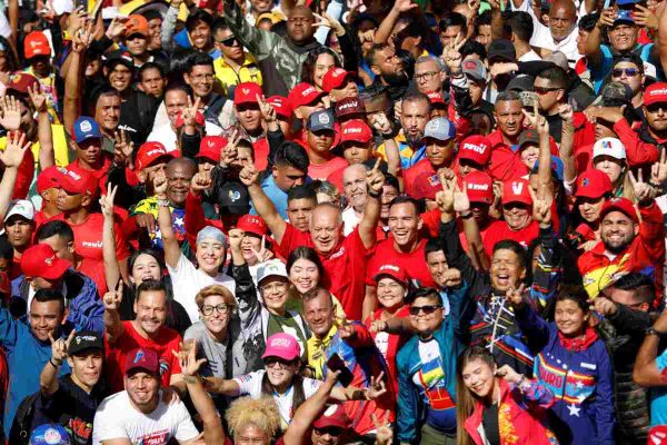 Asistentes a la marcha por la defensa de la paz en Venezuela. 