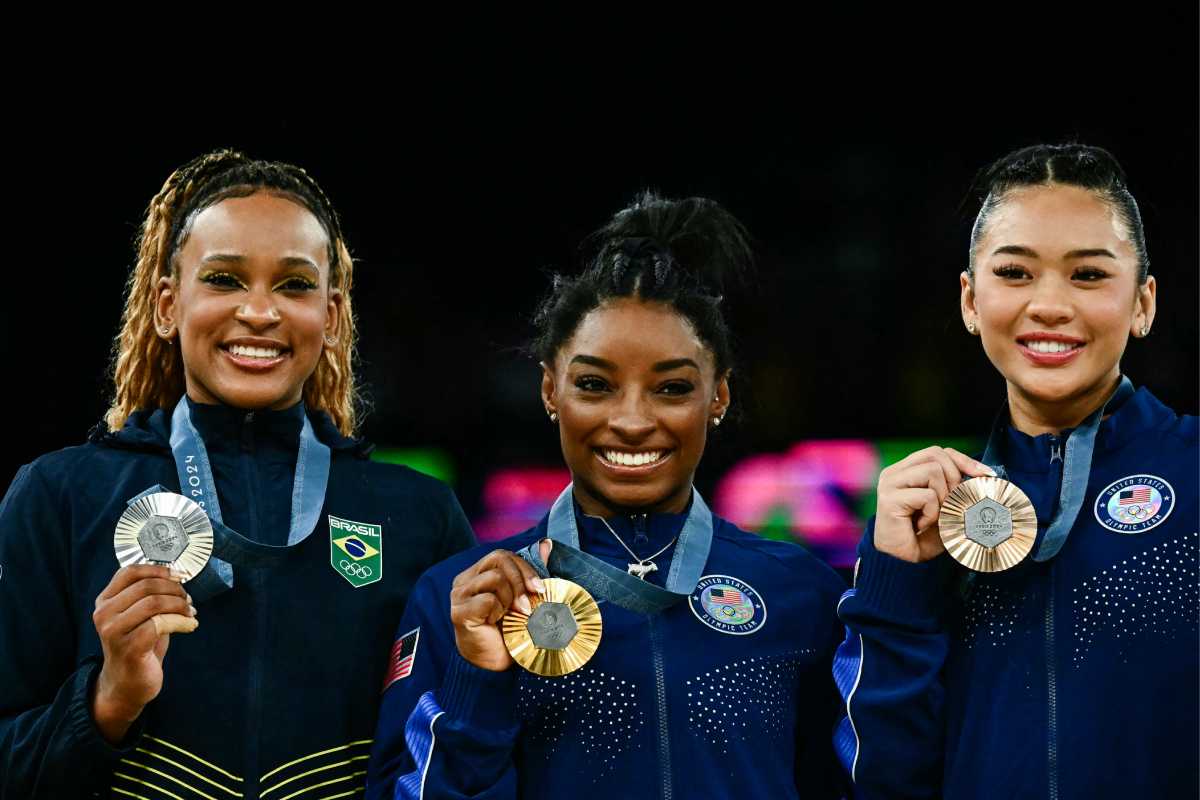 Rebeca Andrade, de Brasil, y Simone Biles y Sunisa Lee, de Estados Unidos, comparten el podium.