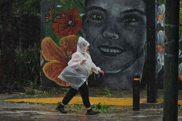 Se esperan lluvias y vientos fuertes por huracán Carlotta