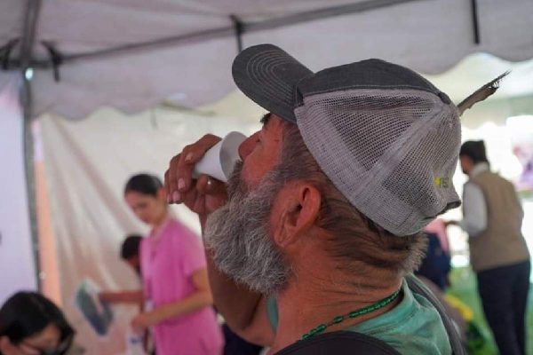 persona hidratándose en mexicali, baja california, debido a las altas temperaturas