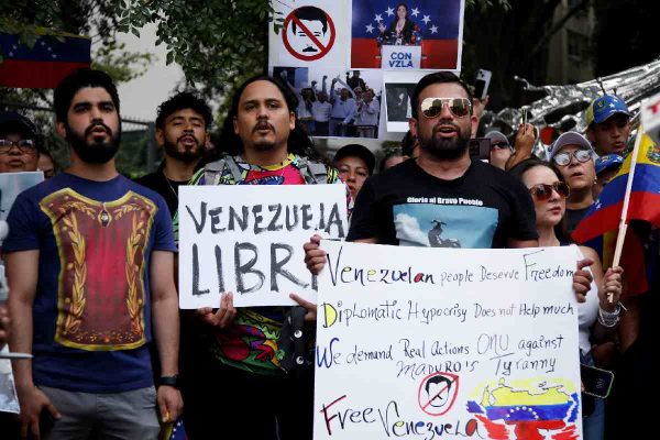 Venezolanos protestan por reelección de Nicolás Maduro.