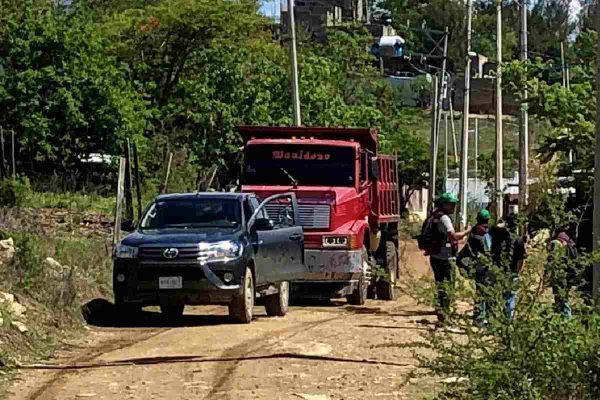 pobladores en camino de santa maría, atzompa, oaxaca