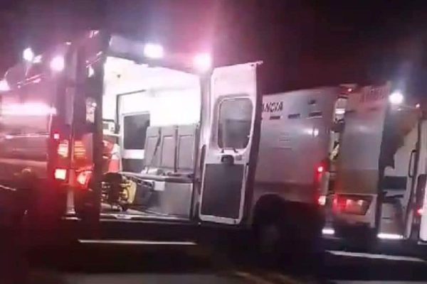 autoridades atienden volcadura de autobús que llevaba estudiantes en oaxaca