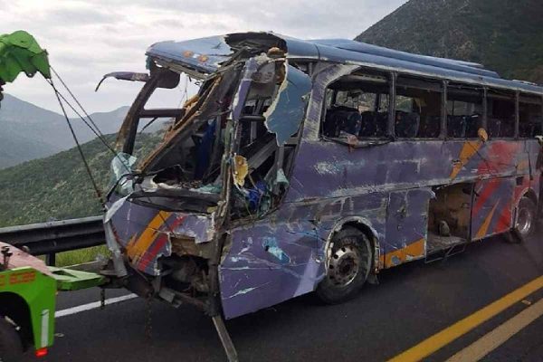 autobús que llevaba estudiantes que sufrió volcadura en oaxaca