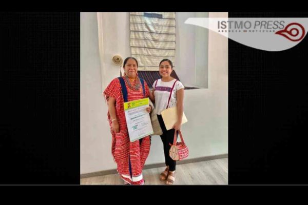 Yatahli Rosas Sandoval gana el premio de Arte Popular por tejido de Huipil