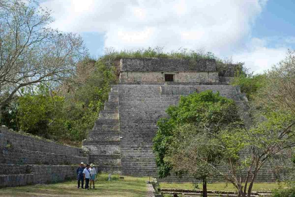 dos terrenos aledaños a la Zona Arqueológica de Uxmal,