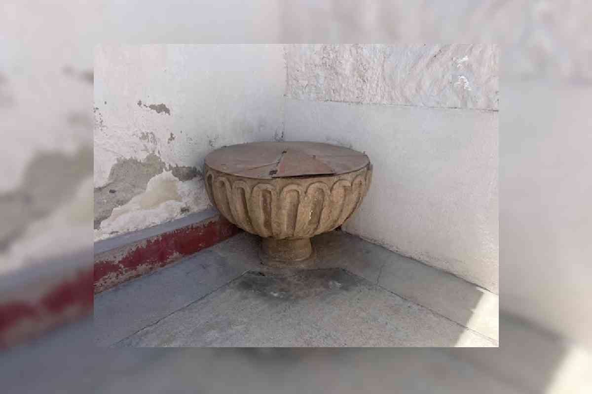 Pila bautismal en el patio. Puede ser del siglo XVI o XVII. Foto: RubénAguilar.