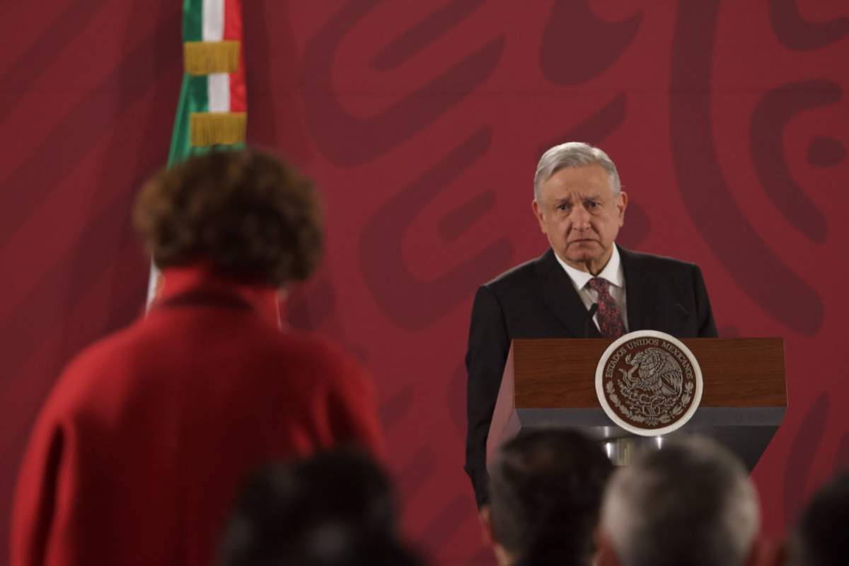 Denise Dresser cuestionando a AMLO durante una conferencia matutina. Foto: Cuartoscuro