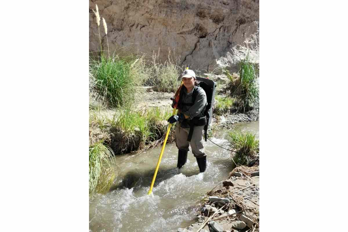 Voluntaria del Parque Nacional realizando la tarea de electropesca. Foto: Pedro Cenoz