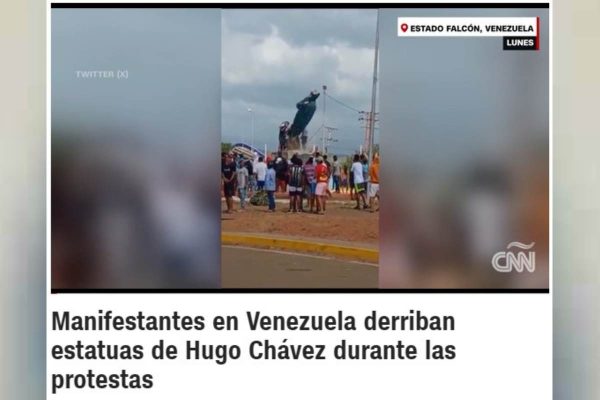 Captura de pantalla de CNN sobre estatuas de Hugo Chávez derribadas durante protestas en Venezuela
