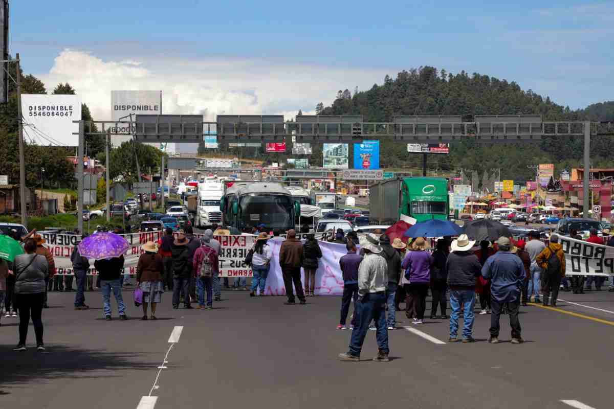 Comuneros de Acazulco exigen el pago de las tierras que fueron usadas para el paso de la obra del Tren Interurbano. Foto: Cuartoscuro
