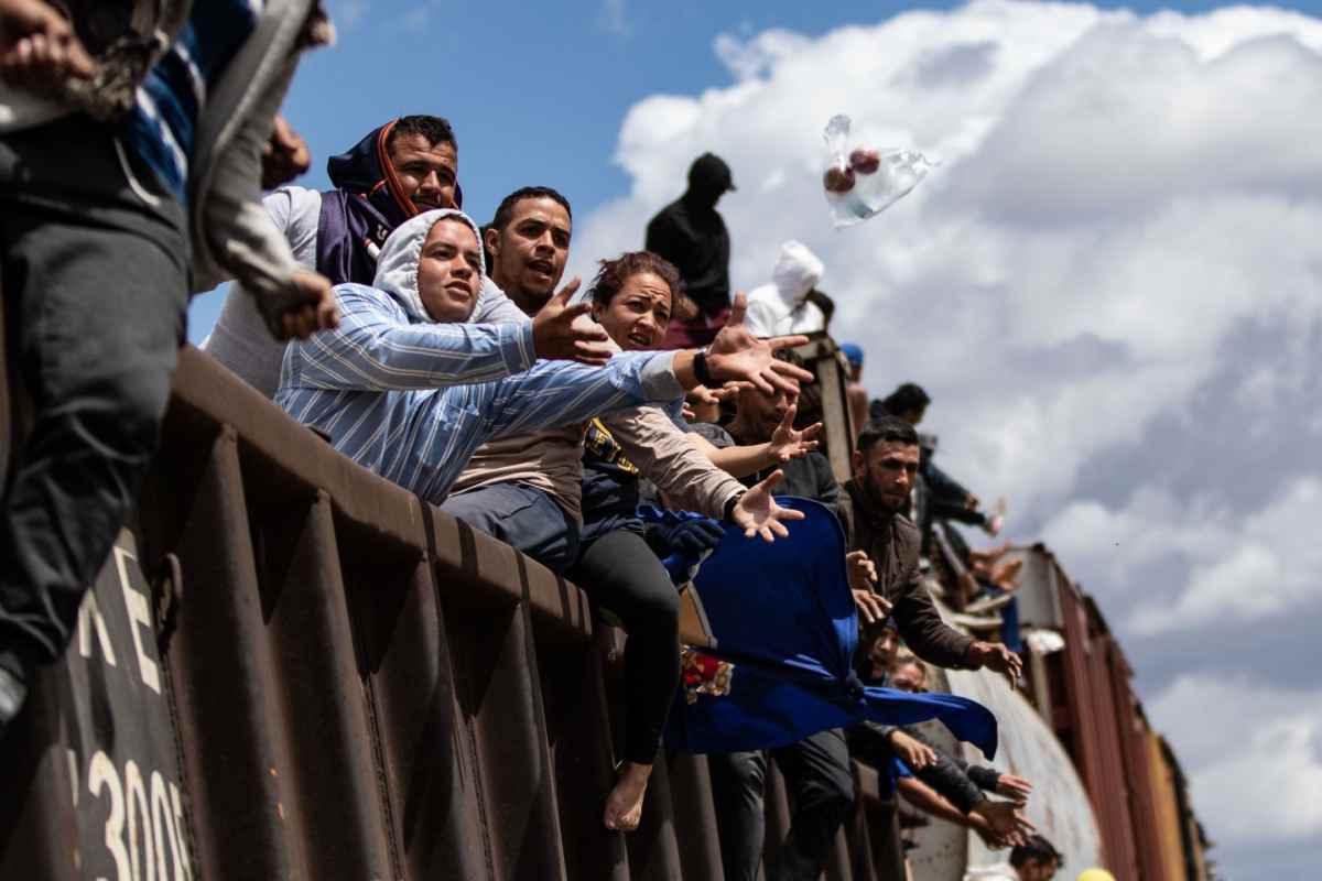Migrantes atraviesan México a bordo de un tren con rumbo a Estados Unidos. Foto: Cuartoscuro