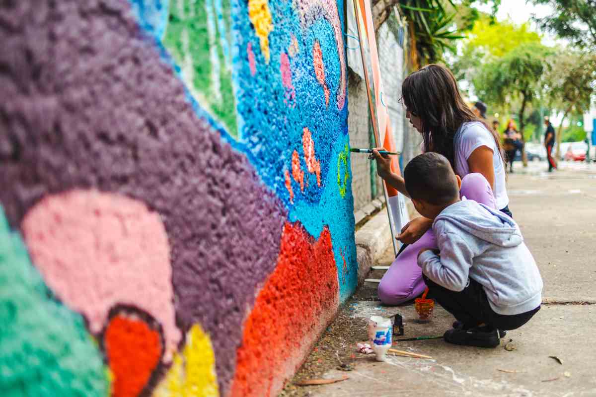 Niñas, niños y jóvenes de colonias del Centro Histórico de la Ciudad de México realizaron un mural sobre el rescate del mar de la contaminación por plásticos.
